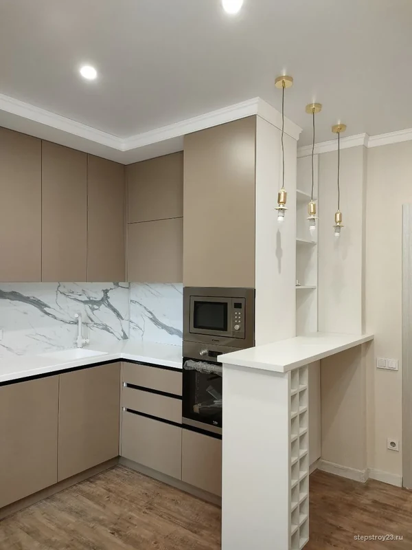 Кухня с мраморным фартуком в квартире 85 м² после ремонта